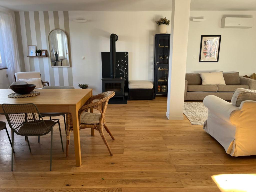 uma sala de estar com uma mesa e um sofá em Le Pistachier - Maison cozy avec jardin privatif em Saint-Jean-de-Védas