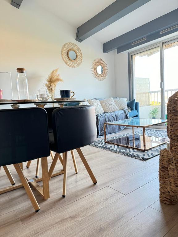 un salon avec une table et un canapé dans l'établissement Appartement de charme aperçu mer, à Fréjus