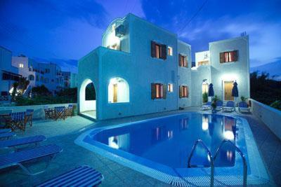 ein großes Schwimmbad vor einem Gebäude in der Unterkunft Kelenis Apartments in Karterados