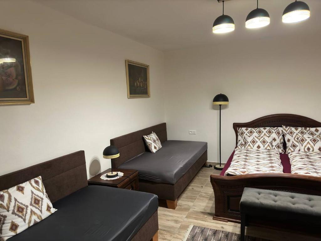 uma sala de estar com um sofá e uma cama em Apartment Klingerček em Banská Štiavnica