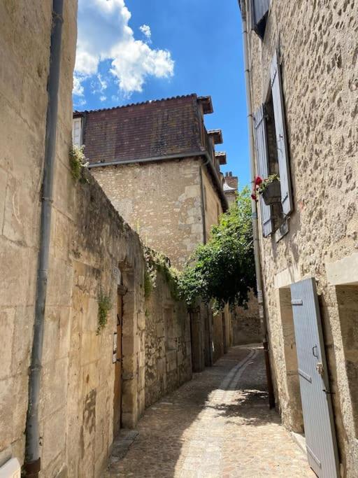 een steegje tussen twee gebouwen in een oude stad bij T2 PARFAITEMENT SITUÉ AU PIED DE LA CATHÉDRALE in Périgueux