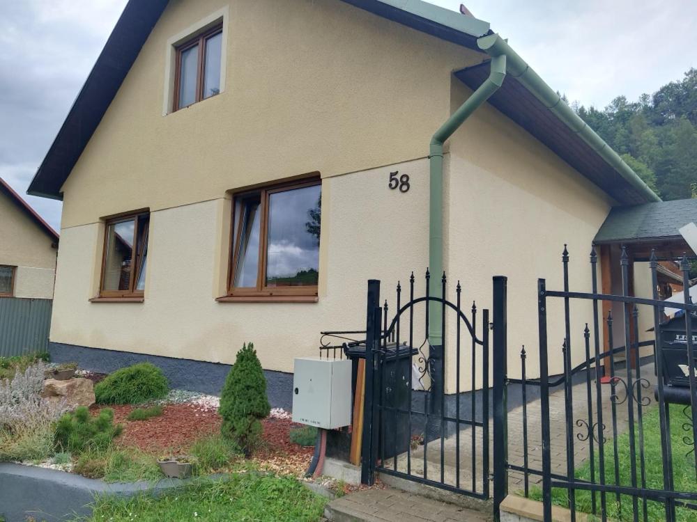 une maison avec une porte devant elle dans l'établissement SISI Domček, à Veľká Franková