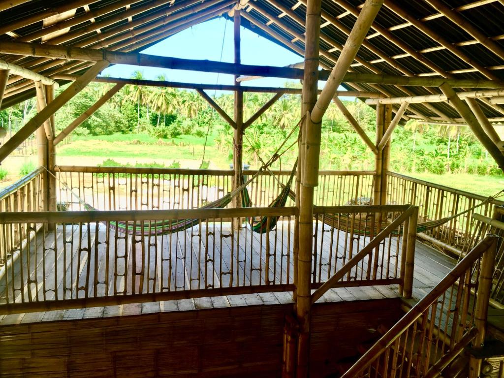 einen Innenblick auf ein Holzgebäude mit einem Dach in der Unterkunft Casa Estuario in Buritaca