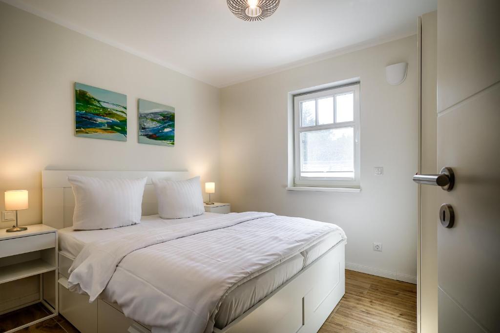 Postel nebo postele na pokoji v ubytování Traumhaus Auri in Prerow Ostsee auf dem Darß mit Kamin und Sauna und Garten