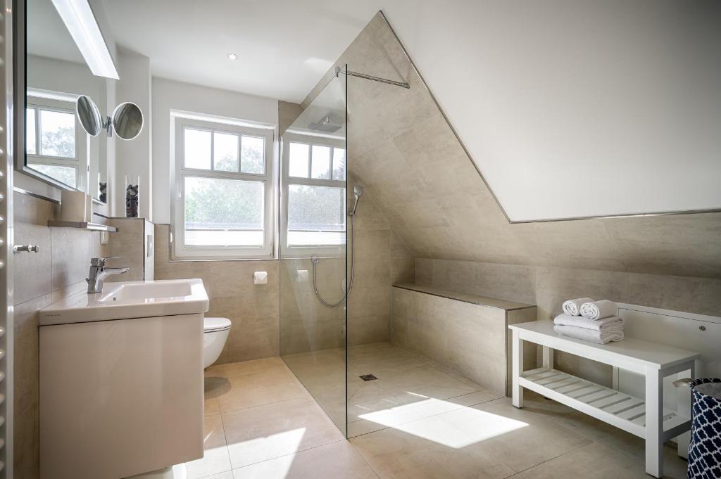 Koupelna v ubytování Traumhaus Auri in Prerow Ostsee auf dem Darß mit Kamin und Sauna und Garten