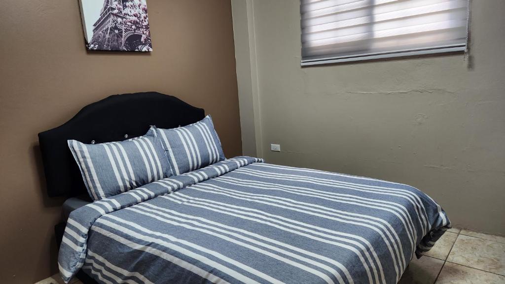 Postel nebo postele na pokoji v ubytování The Layover - 6 mins from the airport, Fully equipped for short and long stays