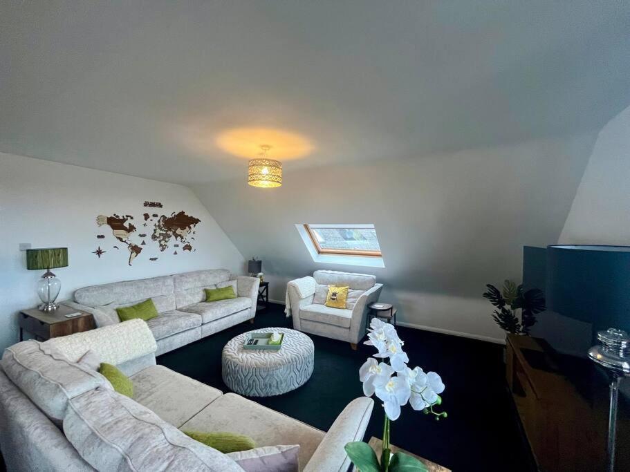 Sala de estar con 2 sofás y mesa en BS - Luxury 4 bed apartment with garage in town centre, en Stratford-upon-Avon