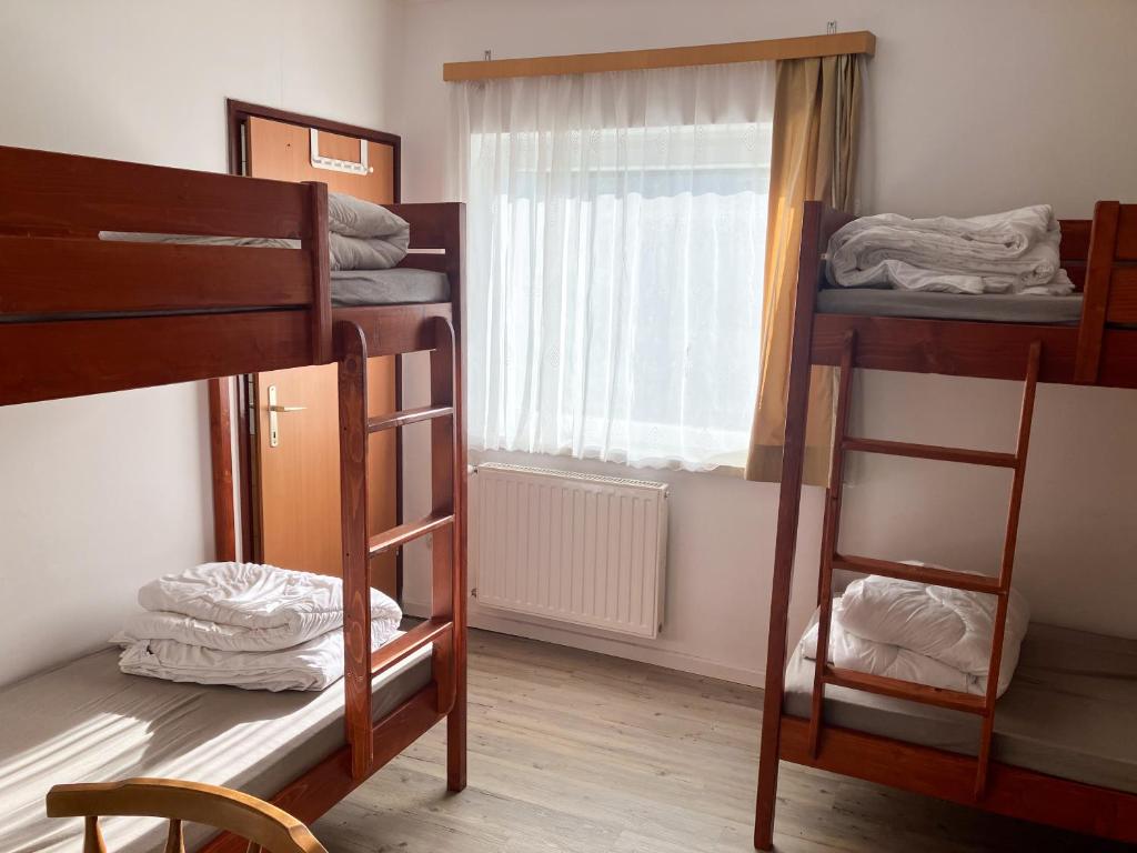 Postel nebo postele na pokoji v ubytování Gasthof Alpenrose