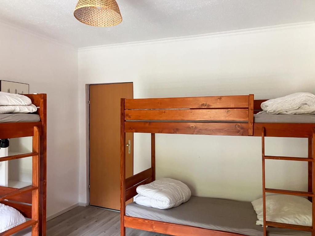 Postel nebo postele na pokoji v ubytování Gasthof Alpenrose