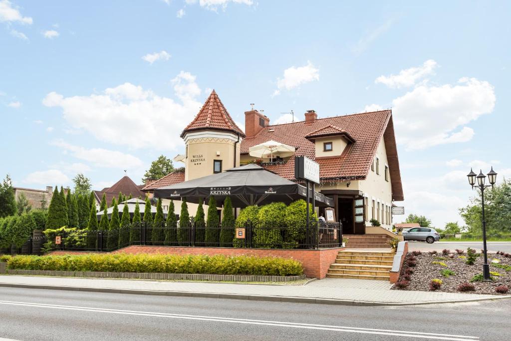 una casa a un lado de la carretera en Hotel Krzyski, en Tarnów