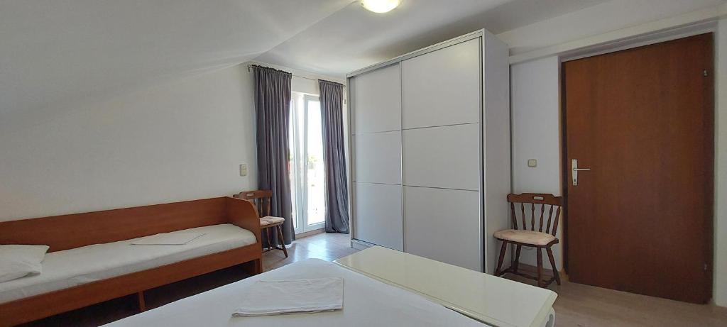 Postel nebo postele na pokoji v ubytování Apartman Figaro pogled od milijun Dolara, 2 tuša, 2 WC