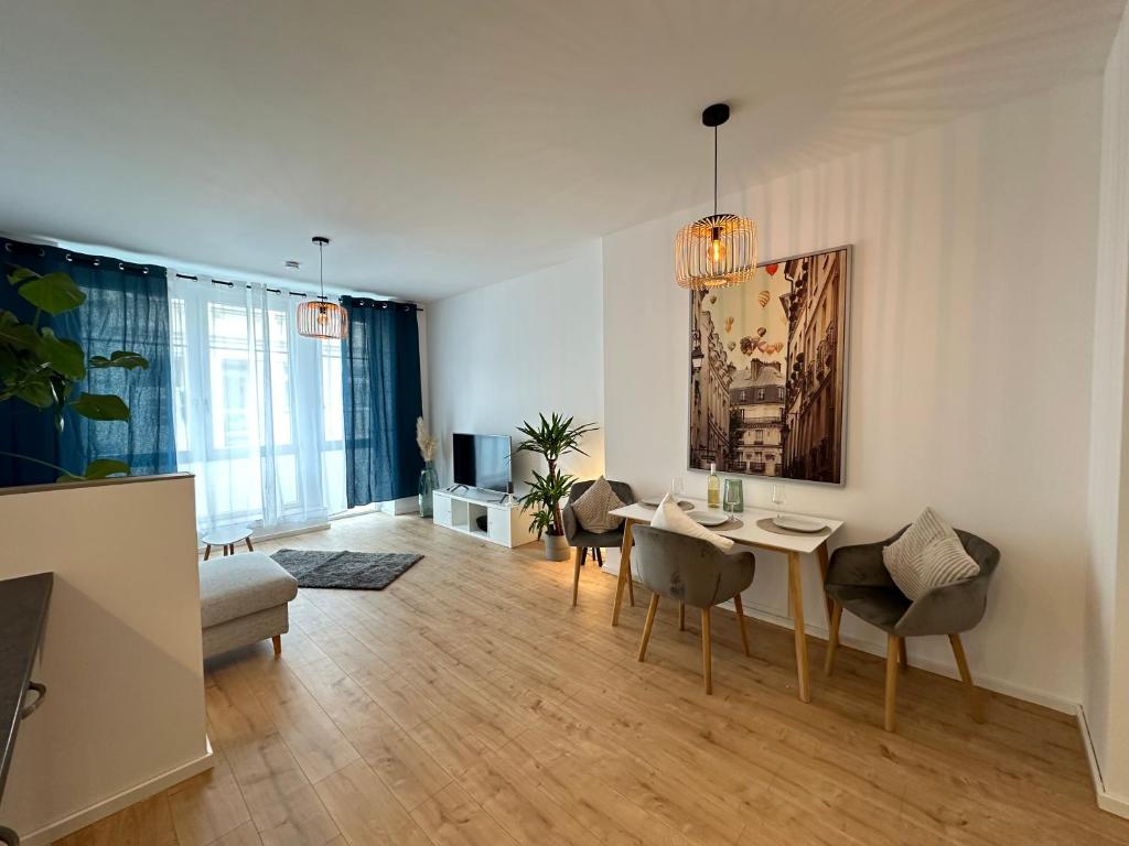 a living room with a dining table and chairs at Modern, stylisch und zentral! in Meuselwitz