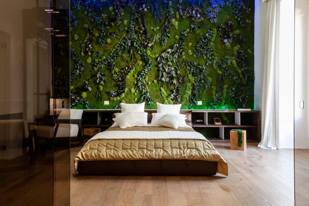 ナポリにあるun lusso ineguagliabile nel cuore di napoliの緑の壁、ベッド付きのベッドルーム1室