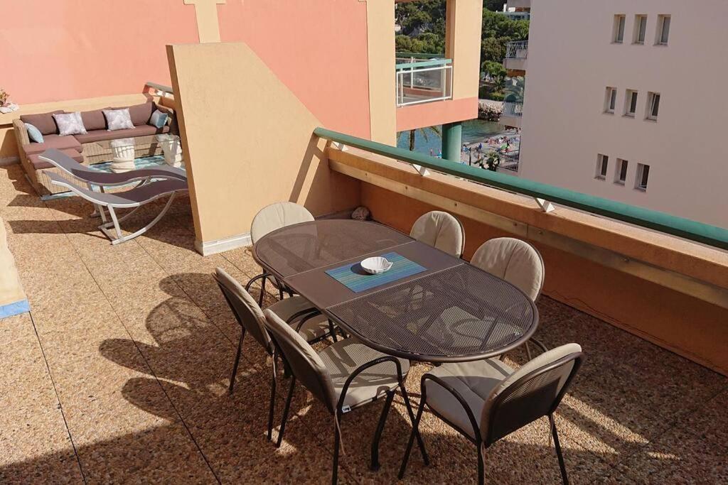 une table et des chaises au-dessus d'un bâtiment dans l'établissement La Rose des Vents Bord de mer, à Roquebrune-Cap-Martin