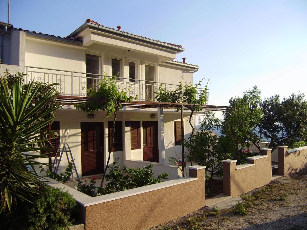 a white house with plants on the side of it at Apartment Lenka in Zavala