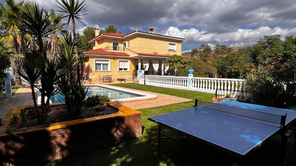 uma casa com uma mesa de pingue-pongue no quintal em Rincón Mediterraneo em Monnegre de Arriba