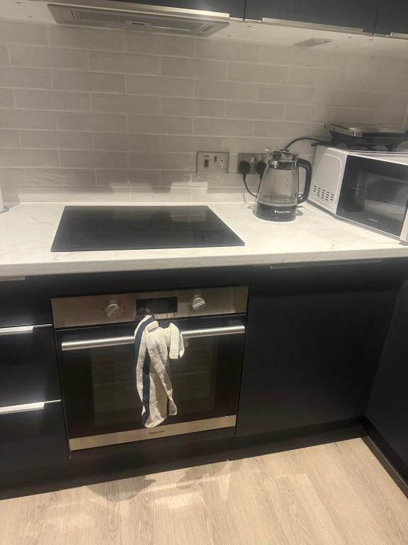 a kitchen with a oven with a towel on it at Flat beckenham road in Beckenham