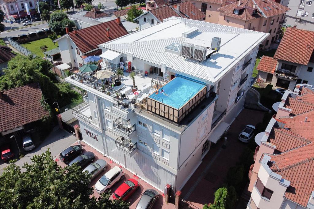 una vista aérea de un edificio con piscina en Smeštaj TEA en Vrnjačka Banja