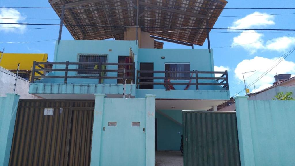 un edificio con una valla y un edificio con una puerta en Pousada Hostel Villa Bella Mar, en Natal