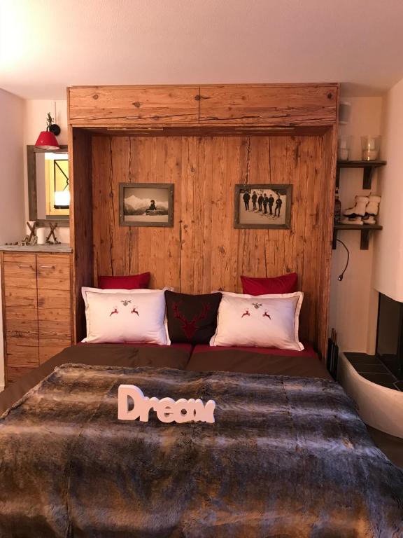 una camera da letto con un letto con un cartello dei sogni di HeidAway a Lenzerheide