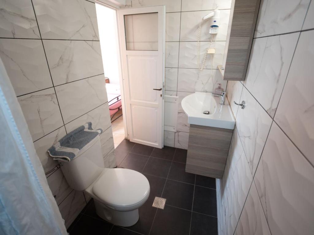 A bathroom at Calypso Hotel