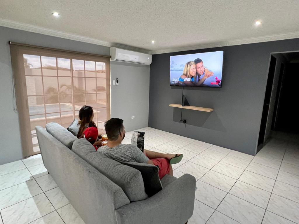 TV a/nebo společenská místnost v ubytování Dushi Experience