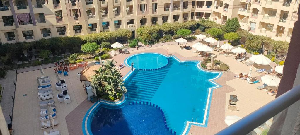 - une vue sur la piscine située dans un bâtiment dans l'établissement Florenza khamseen resort, à Hurghada