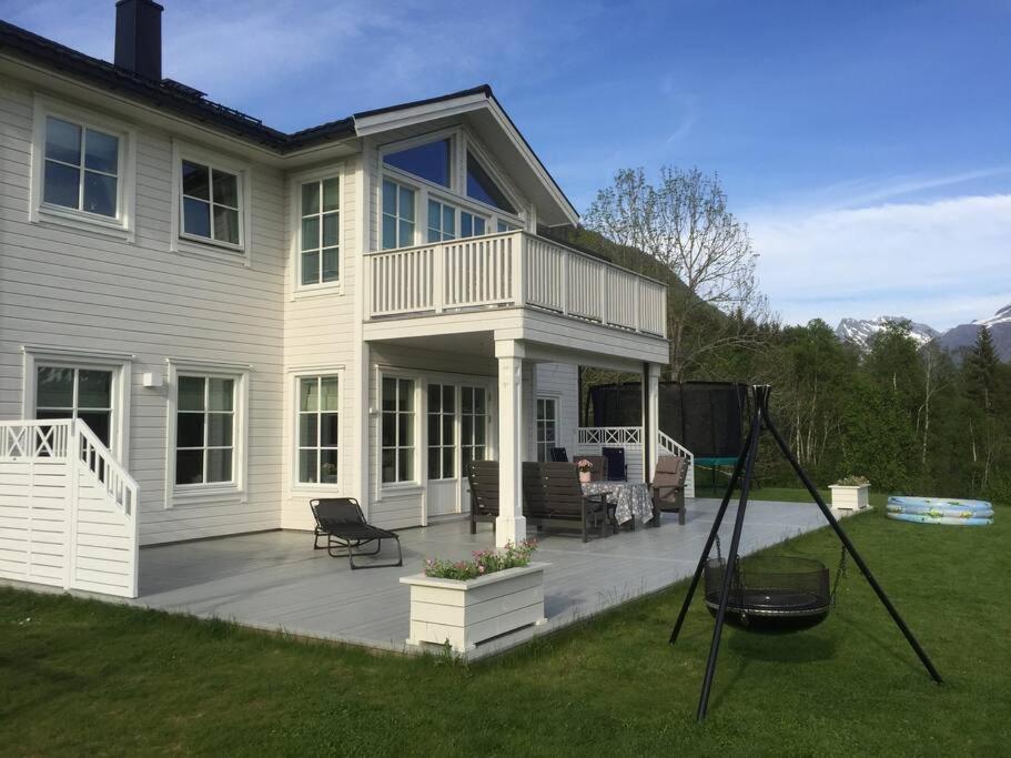 Casa blanca con porche y columpio en Villa i Isfjorden! en Isfjorden
