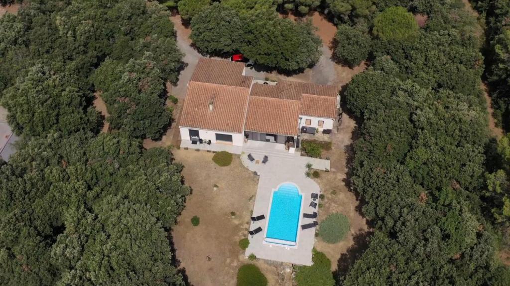 Bazén v ubytování VILLA LOUNA 4 étoiles nebo v jeho okolí