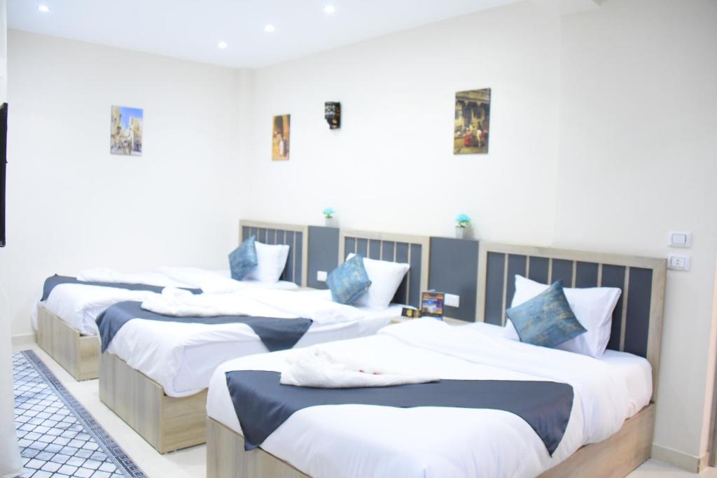Postel nebo postele na pokoji v ubytování Locanda Pyramids Hotel