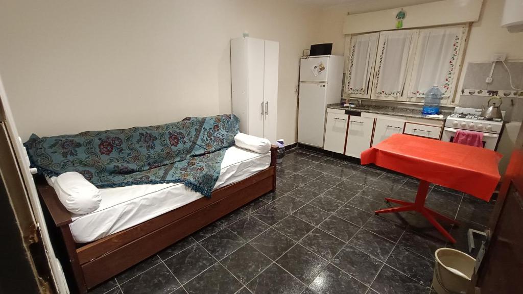 eine Küche mit einem Bett und einem Tisch in einem Zimmer in der Unterkunft Departamento en La Costa-Santa Teresita in Santa Teresita