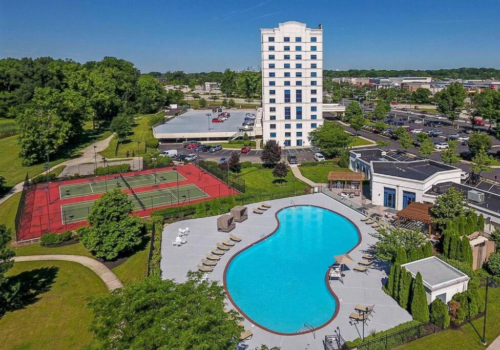 una vista aérea de una piscina frente a un edificio en ENTIRE HOME At Cherry Hill Towers- Chic Retreat With Queen Bed and Coffee Bar, en Cherry Hill