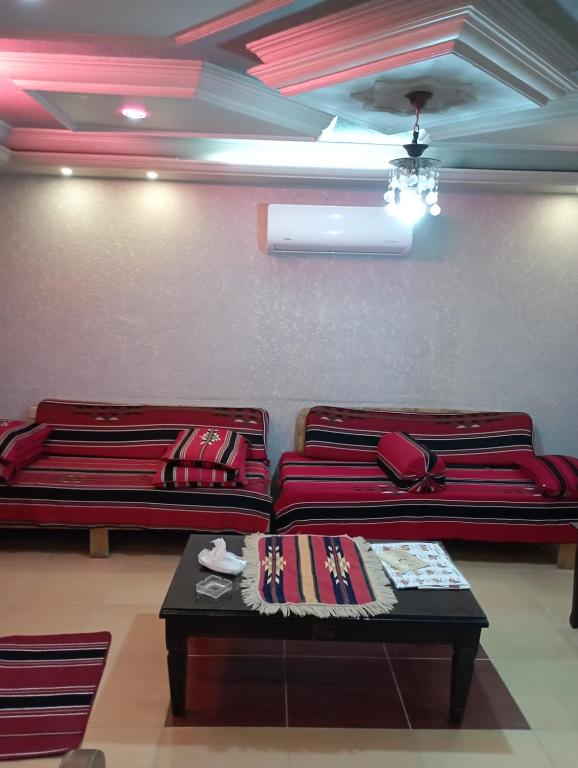 ein Zimmer mit einem Sofa und einem Tisch mit Gepäck in der Unterkunft شقة مفروشة مكيفة للايجار بجبل طارق 