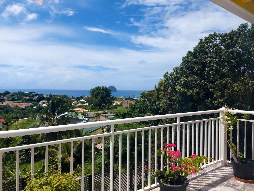 balcón con vistas al océano en Maison d'une chambre avec vue sur la mer jardin clos et wifi a Le Diamant a 1 km de la plage, en Le Diamant