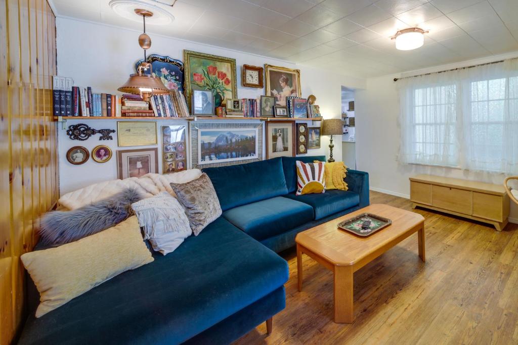sala de estar con sofá azul y mesa en Newport Cabin on Diamond Lake with Private Boat Dock, en Newport