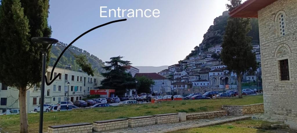 eine Stadt mit Autos auf einem Parkplatz in der Unterkunft RINA'S Apartment in Berat