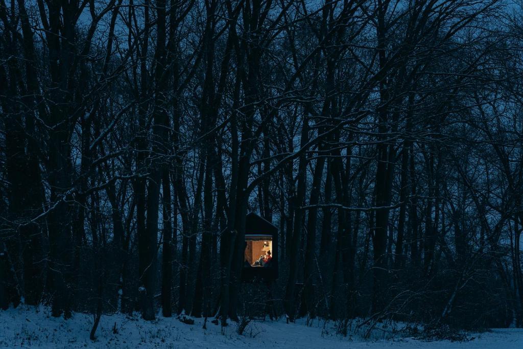 KeepCalm Treehouse far from the civilization v zimě
