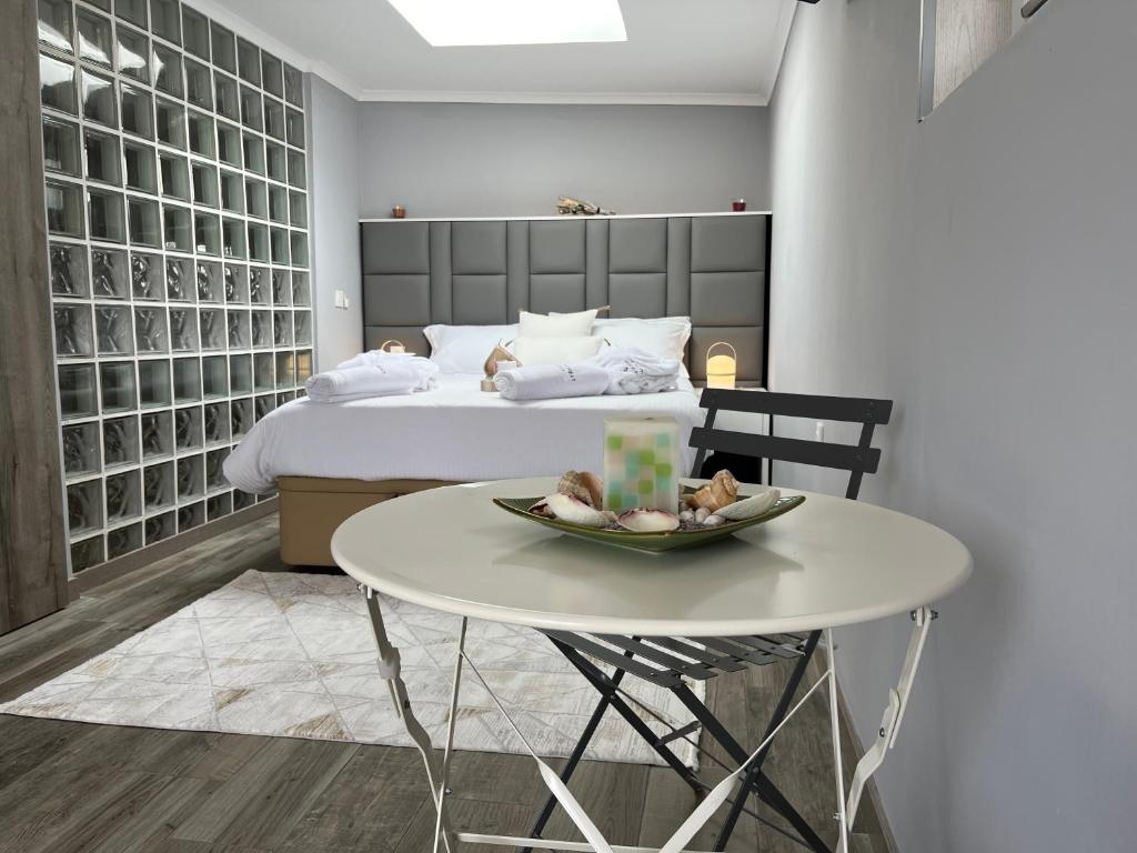 een slaapkamer met een bed en een tafel met een bord erop bij Fonte Retreat Premium Suite in Sandim