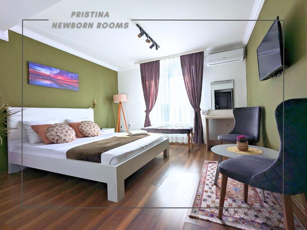 um quarto com uma cama e uma televisão num quarto em Pristina newborn rooms em Pristina