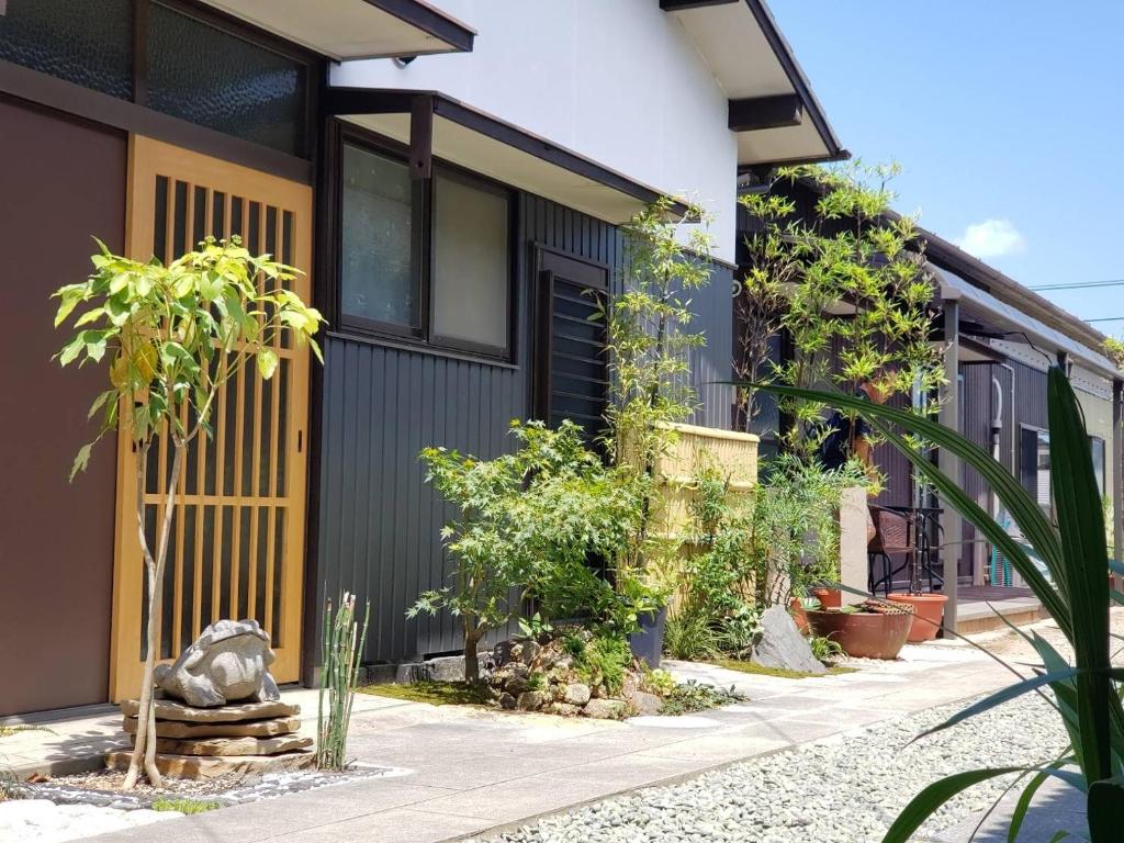 una casa con fachada negra y amarilla en 竹の宿, 