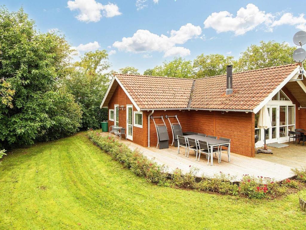 Zahrada ubytování Three-Bedroom Holiday home in Allingåbro 3