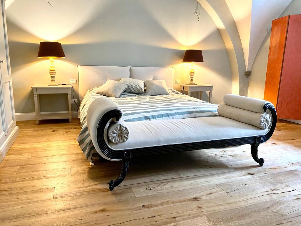 1 dormitorio con 1 cama con 2 lámparas en 2 mesas en Accademia Newly Renovated Ancient Abbey, en Florencia