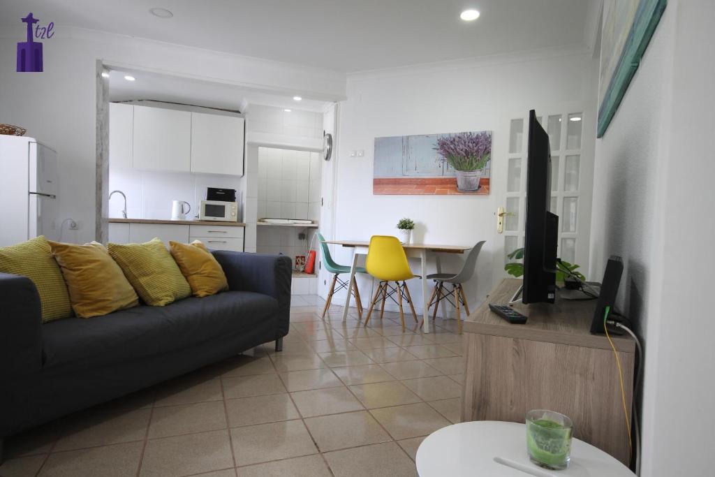 リスボンにあるLisbon South Apartmentのソファとキッチンのあるリビングルーム