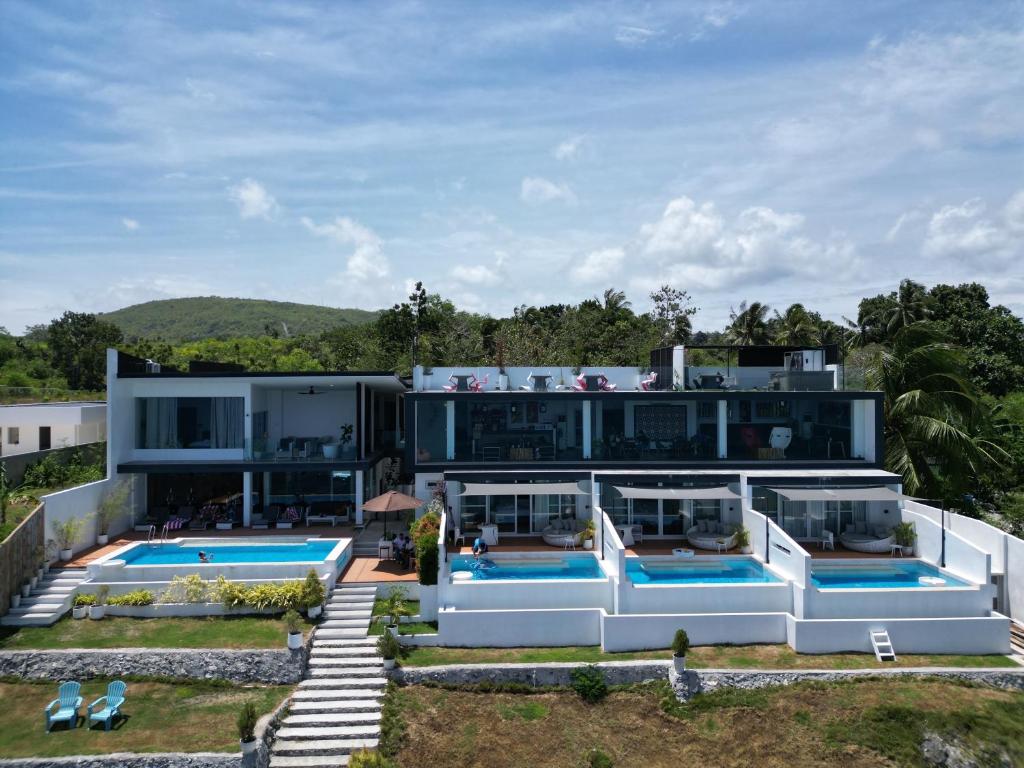 una vista aérea de una casa con 2 piscinas en Epic Suites Bohol ADULTS ONLY en Dauis