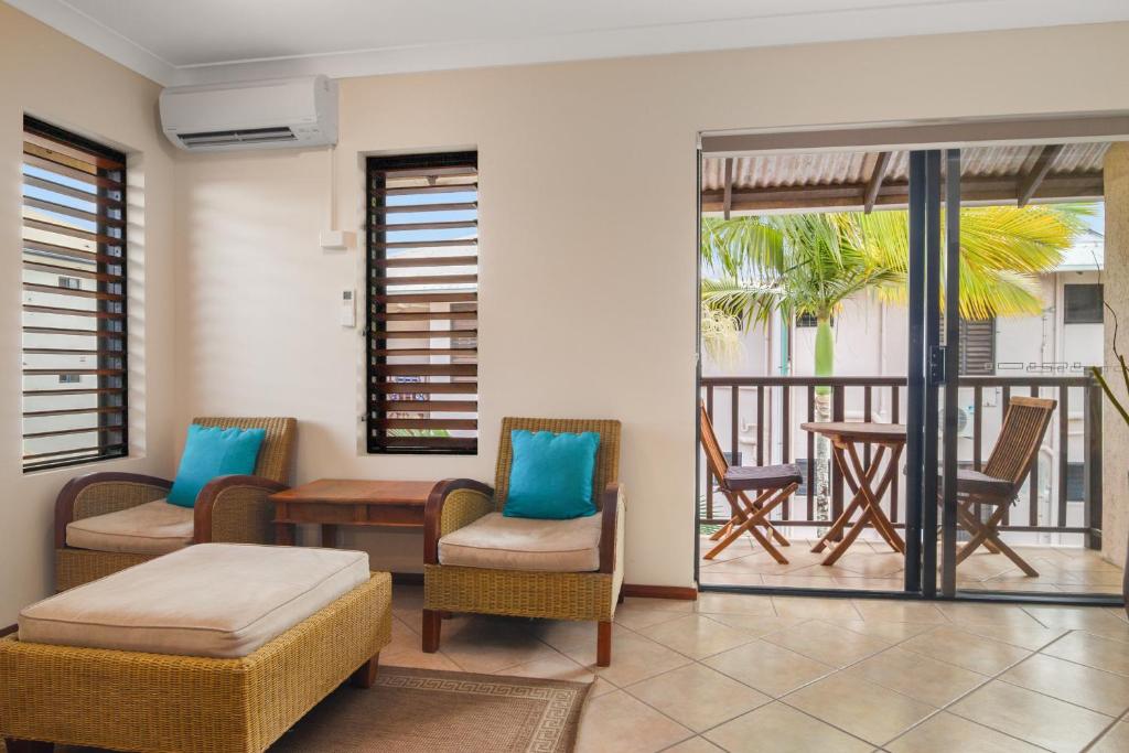 Posezení v ubytování Hibiscus 52 - Fabulous Location 3 minutes walk to beach and Macrossan St