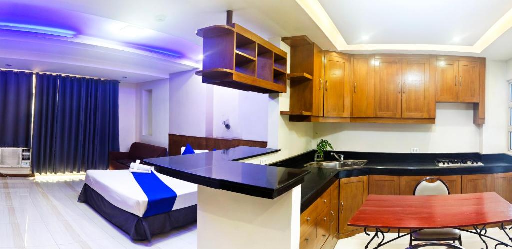 Habitación con cocina y sala de estar. en Alley 8 Makati, en Manila
