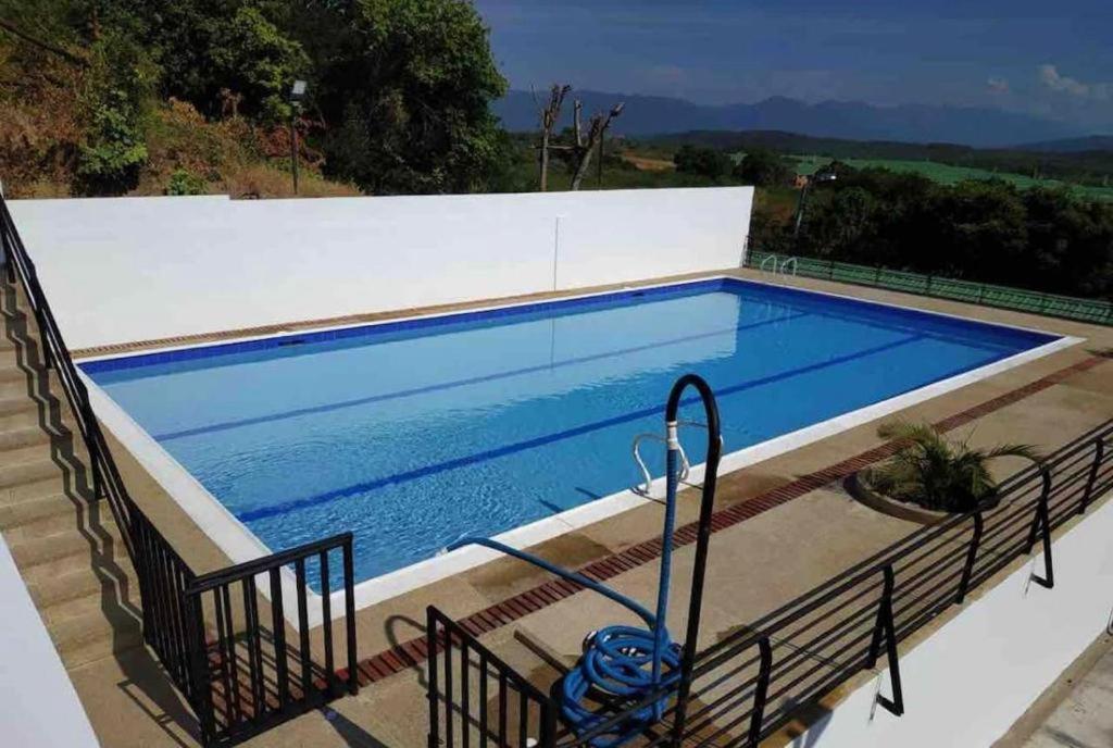 A piscina localizada em Casa con piscina privada en Condominio ou nos arredores