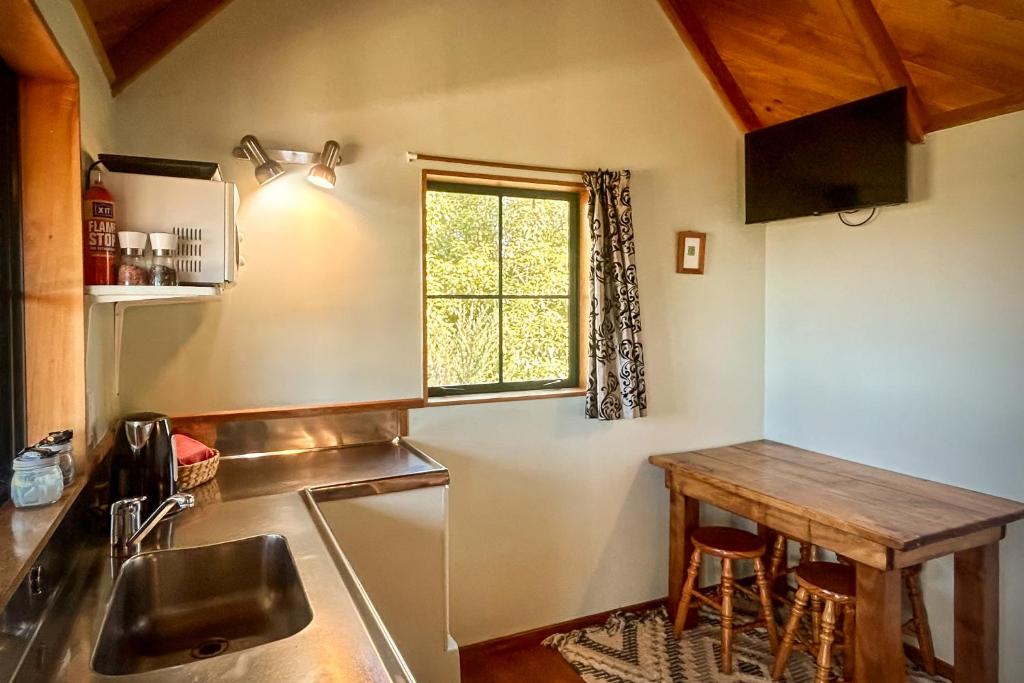 Kuchyň nebo kuchyňský kout v ubytování Te Tiro Accommodation