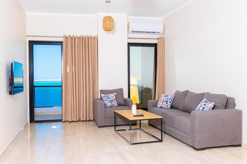 un soggiorno con divano e tavolo di Felfela View a Hurghada