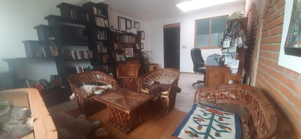 uma sala de estar com várias cadeiras e uma mesa em Casa Tuzos em Pachuca de Soto